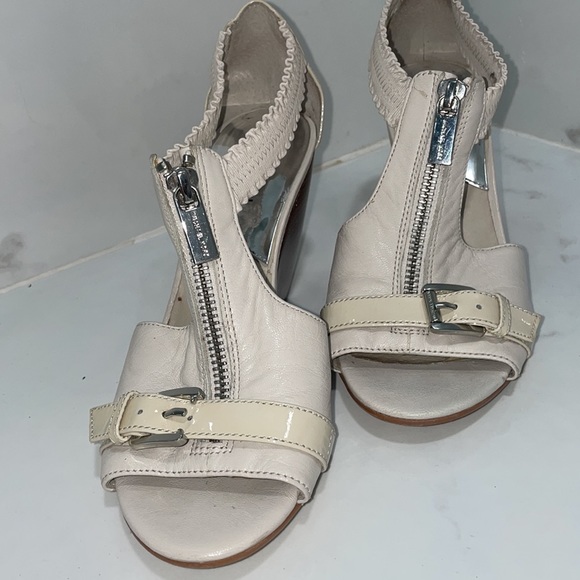 Micheal Kors Cream Leather Wedges - Picture 6 of 9
